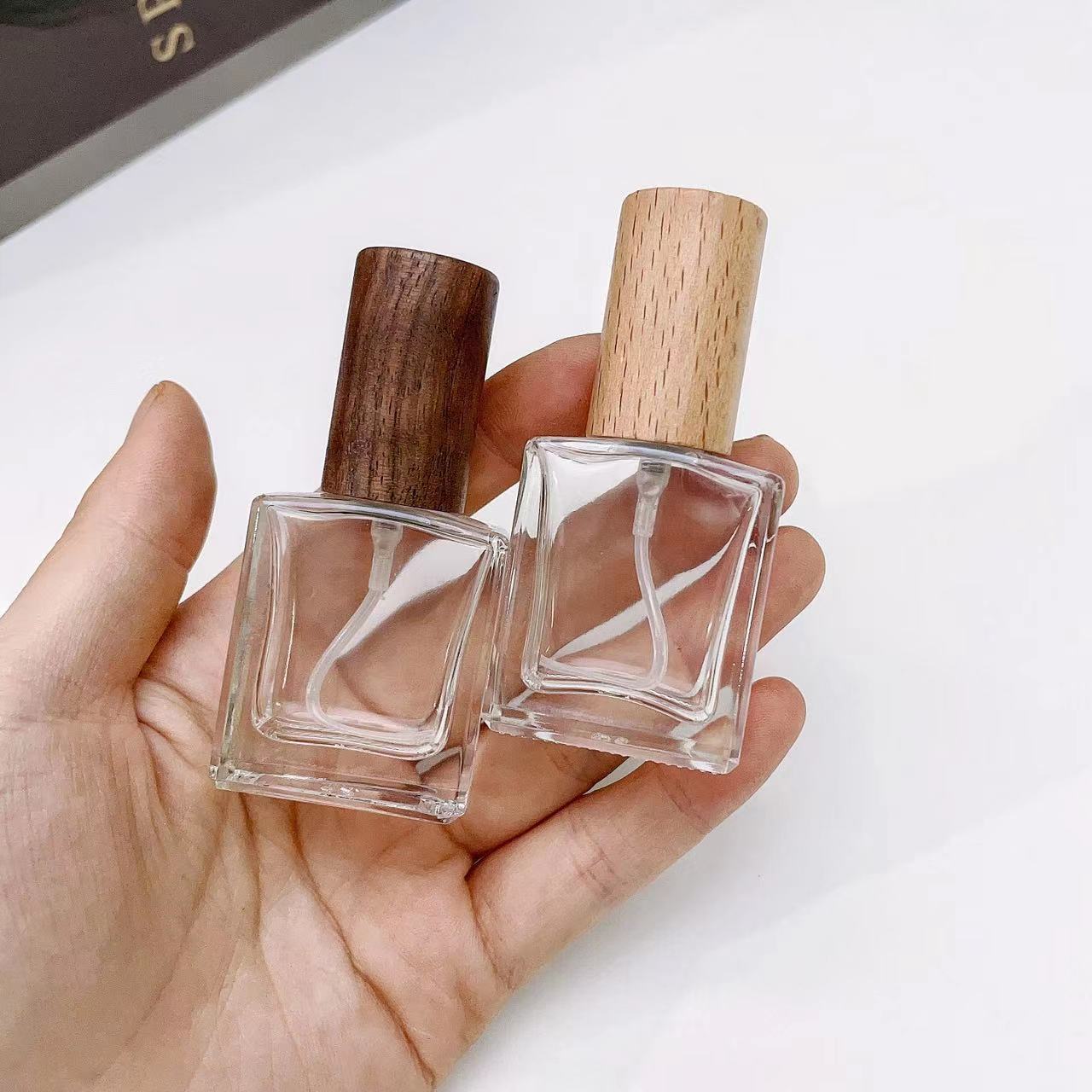 Cologne Spray Bottle - ガラスフレグランススプレー,ポータブル,正方形,詰め替え可能,木製キャップ付き,空の香水噴霧器,10ml